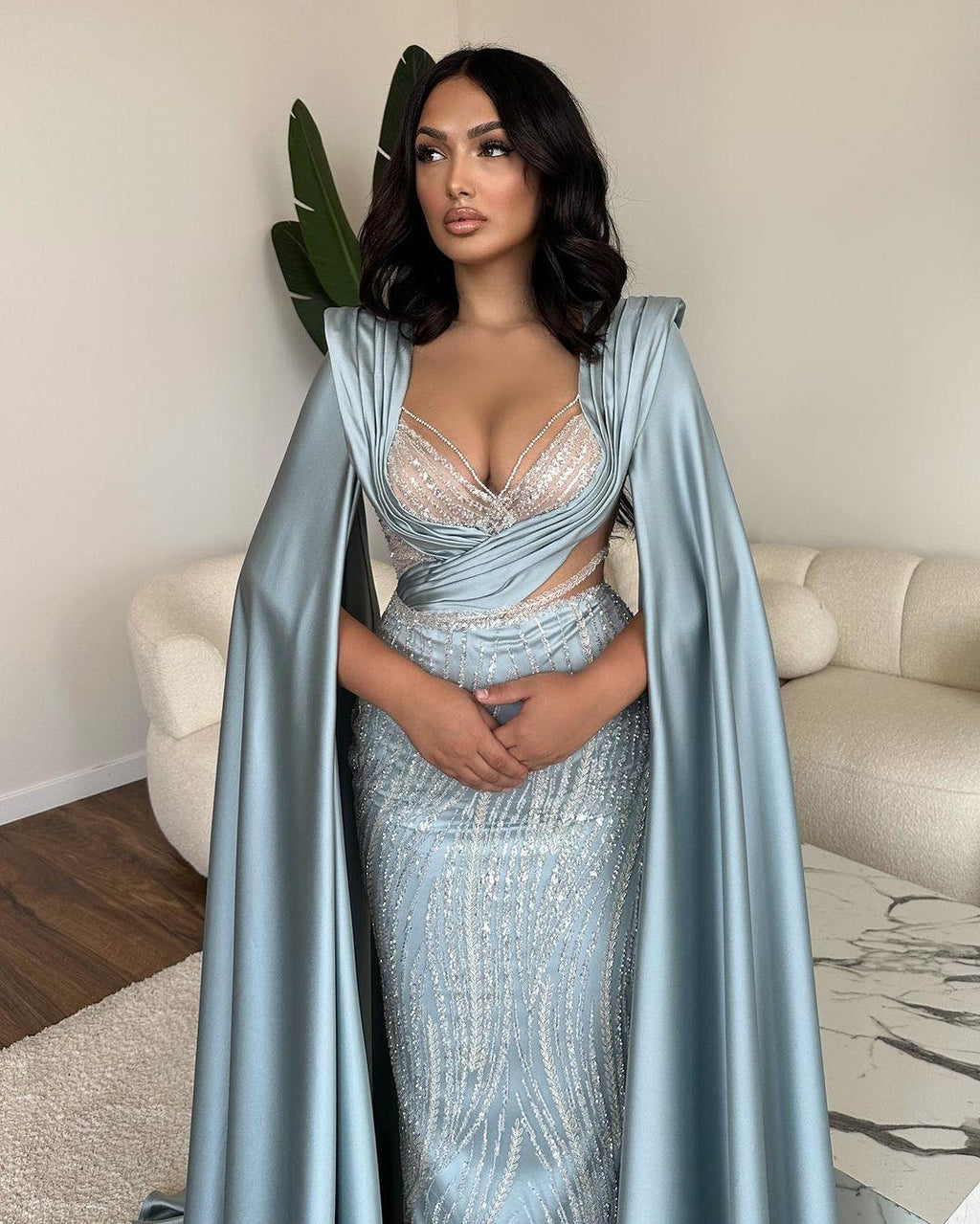 Fabelhaftes langes blaues Meerjungfrau-Ballkleid mit V-Ausschnitt und Paillettenspitze und Ärmeln
