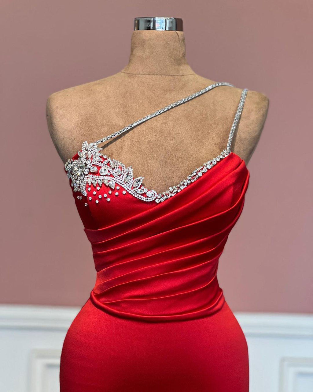 Fabuloso vestido de fiesta largo rojo con tirantes finos y escote sirena y pedrería