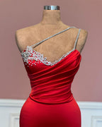 Fabuloso vestido de fiesta largo rojo con tirantes finos y escote sirena y pedrería