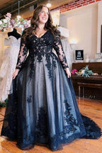 Bodenlanges A-Linien-Ballkleid mit Schlitz vorn, langen Ärmeln, V-Ausschnitt und Applikationen