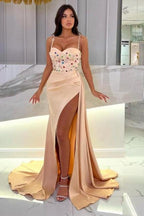 Bodenlanges Champagner-Abendkleid mit Herzausschnitt, Perlen und Spaghettiträgern und Schlitz