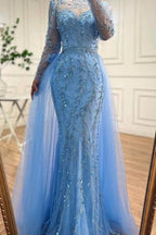 Vestido de fiesta azul océano con apliques, corte sirena, tul, mangas largas, cuentas y escote halter.