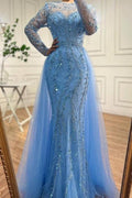 Vestido de fiesta azul océano con apliques, corte sirena, tul, mangas largas, cuentas y escote halter.