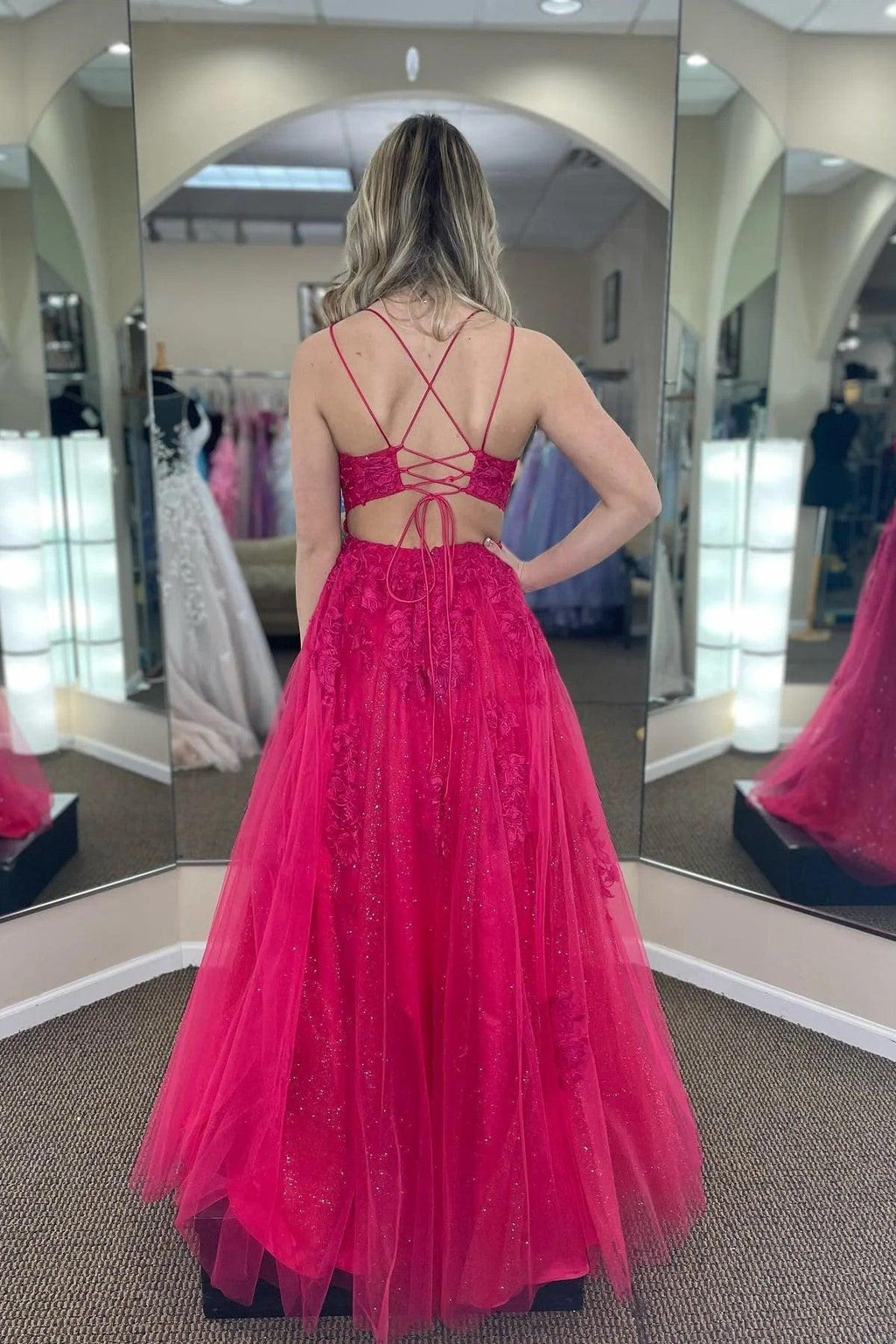 Fuchsiafarbenes, A-Linien-Abendkleid aus Tüll mit Rundhalsausschnitt, Applikationen und Schlitz