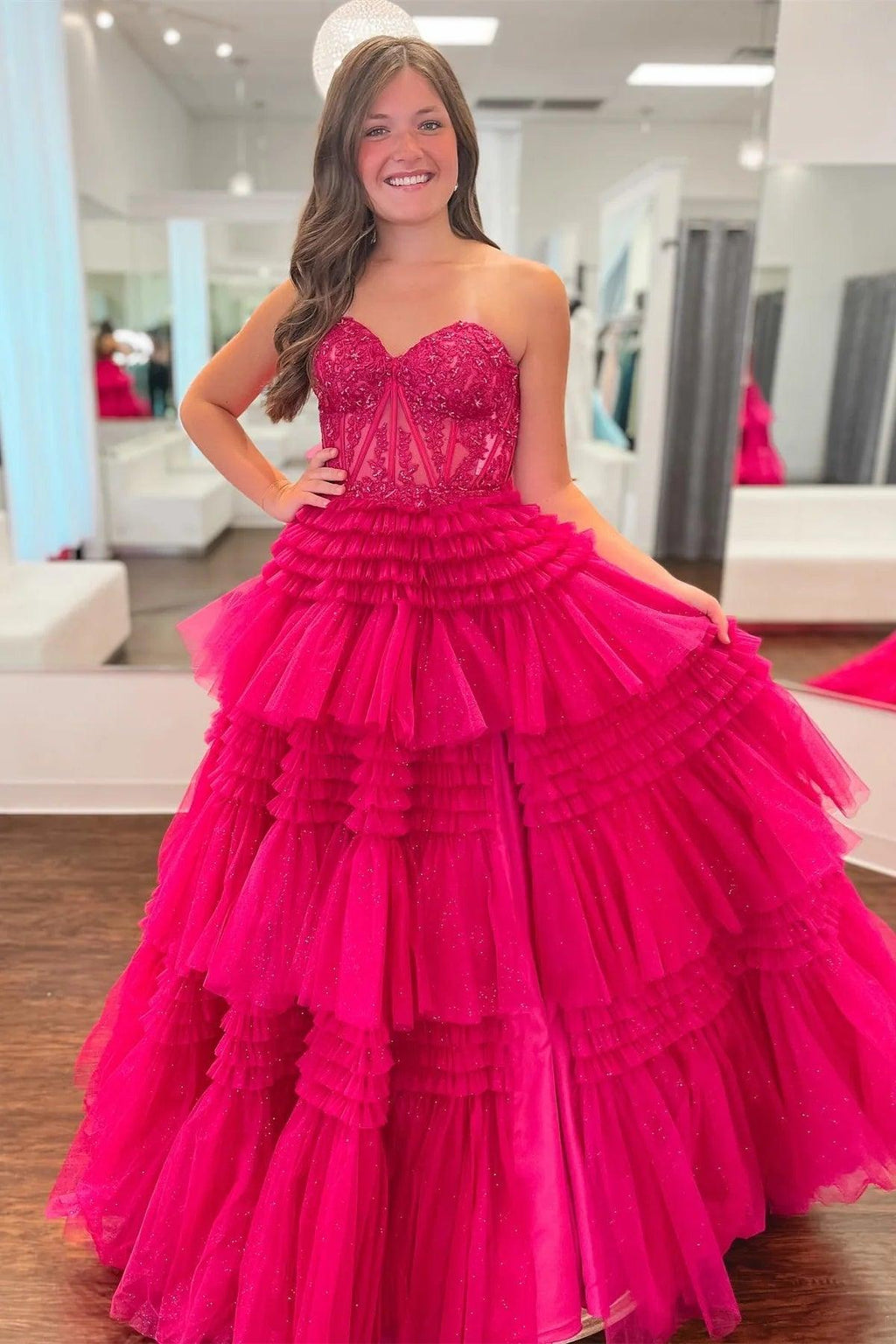 Vestido de fiesta largo de tul fucsia con apliques multicapa sin tirantes y corte A