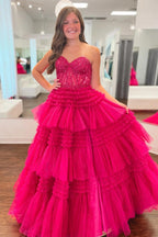 Vestido de fiesta largo de tul fucsia con apliques multicapa sin tirantes y corte A