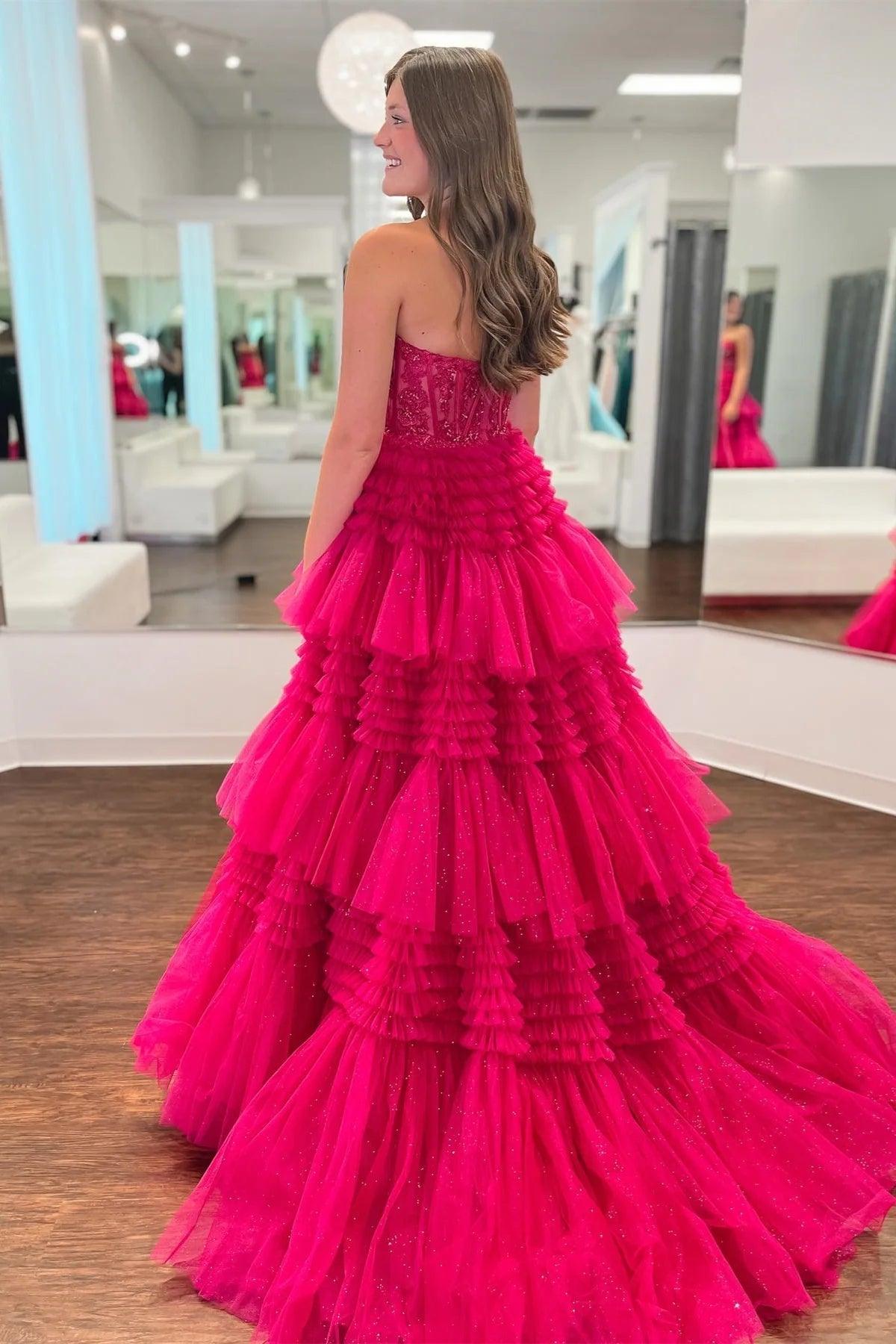 Vestido de fiesta largo de tul fucsia con apliques multicapa sin tirantes y corte A