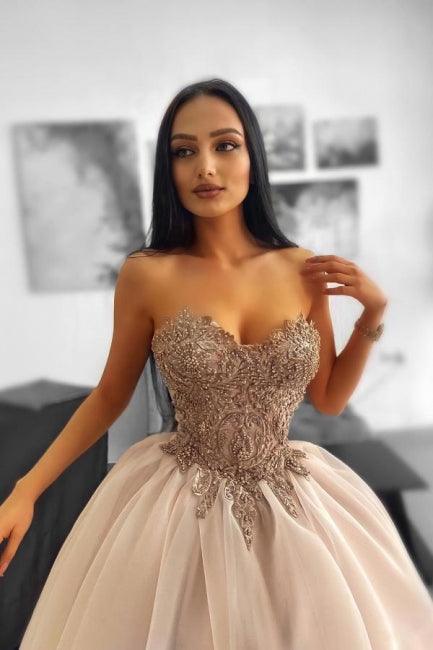 Glamouröses langes A-Linien-Ballkleid mit Perlenbesatz, ärmellos, Tüll und Herzausschnitt und Spitze
