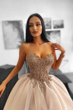 Glamouröses langes A-Linien-Ballkleid mit Perlenbesatz, ärmellos, Tüll und Herzausschnitt und Spitze