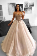 Glamouröses langes A-Linien-Ballkleid mit Perlenbesatz, ärmellos, Tüll und Herzausschnitt und Spitze