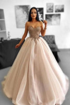 Glamouröses langes A-Linien-Ballkleid mit Perlenbesatz, ärmellos, Tüll und Herzausschnitt und Spitze