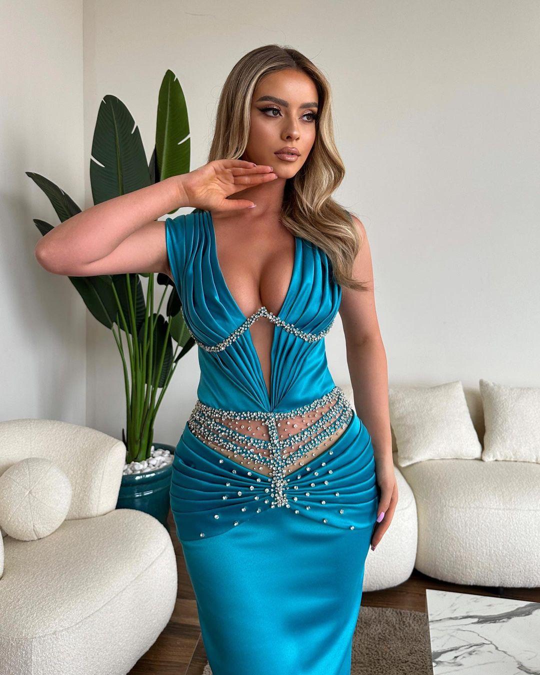 Vestido de fiesta glamuroso de sirena largo con escote en V y pedrería, sin mangas