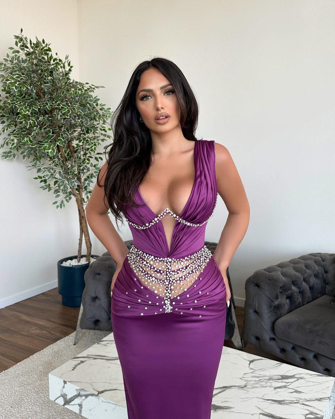 Vestido de fiesta glamuroso de sirena largo con escote en V y pedrería, sin mangas