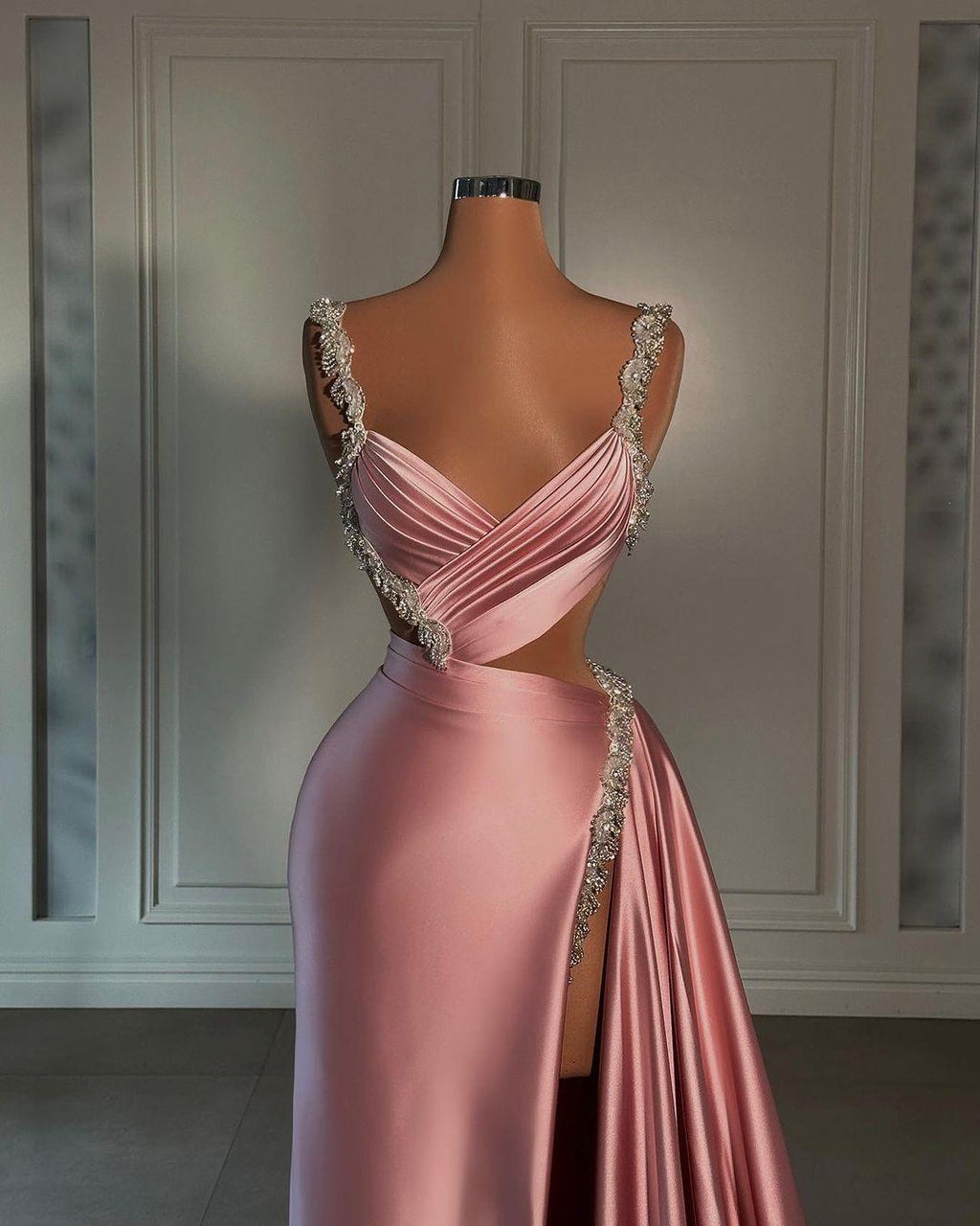 Glamuroso vestido de fiesta de satén rosa con tirantes largos, abertura frontal, cuentas y volantes