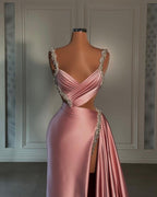 Glamuroso vestido de fiesta de satén rosa con tirantes largos, abertura frontal, cuentas y volantes