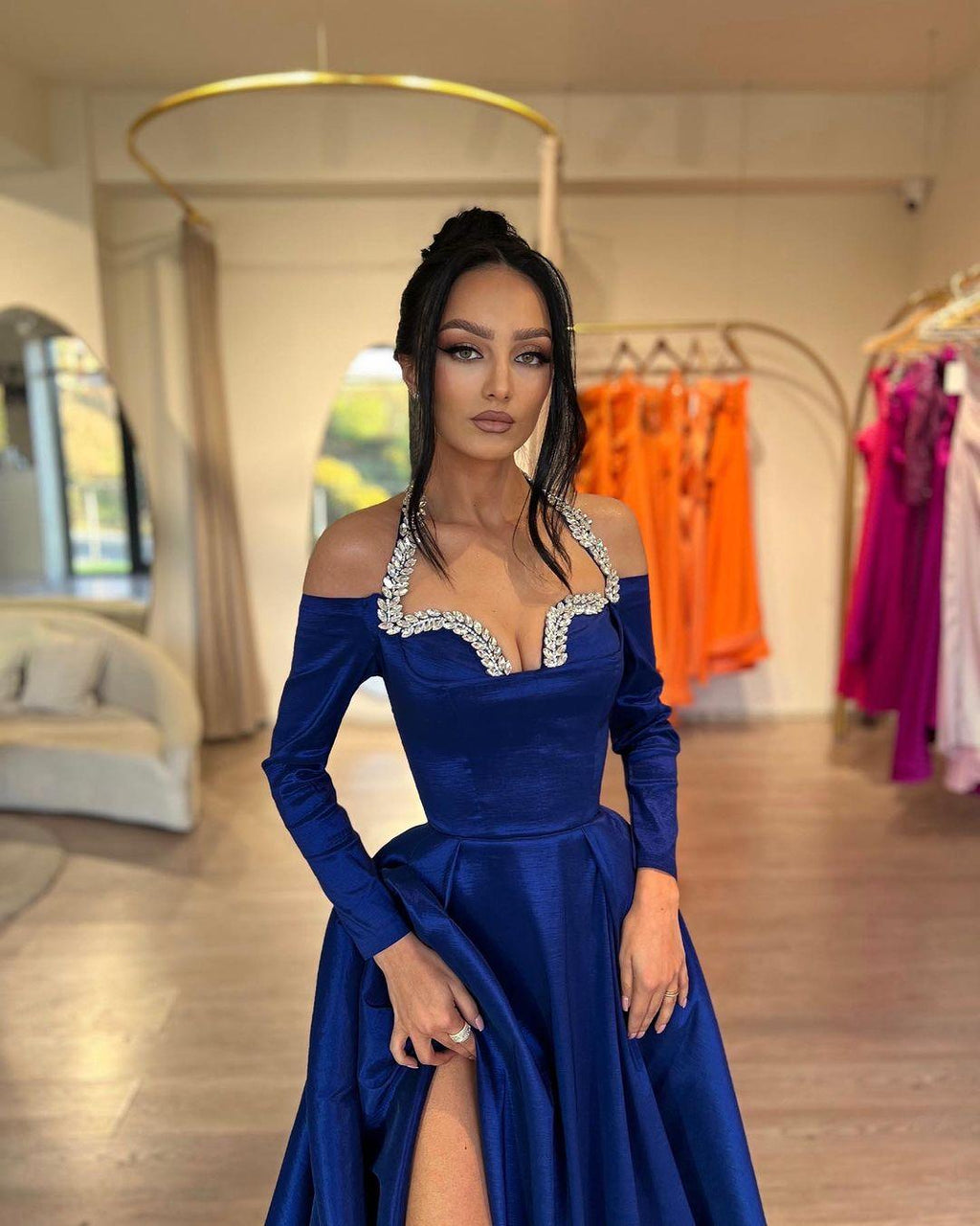 Glamouröses langes königsblaues A-Linien-Neckholder-Ballkleid mit langen Ärmeln und Strasssteinen und Schlitz