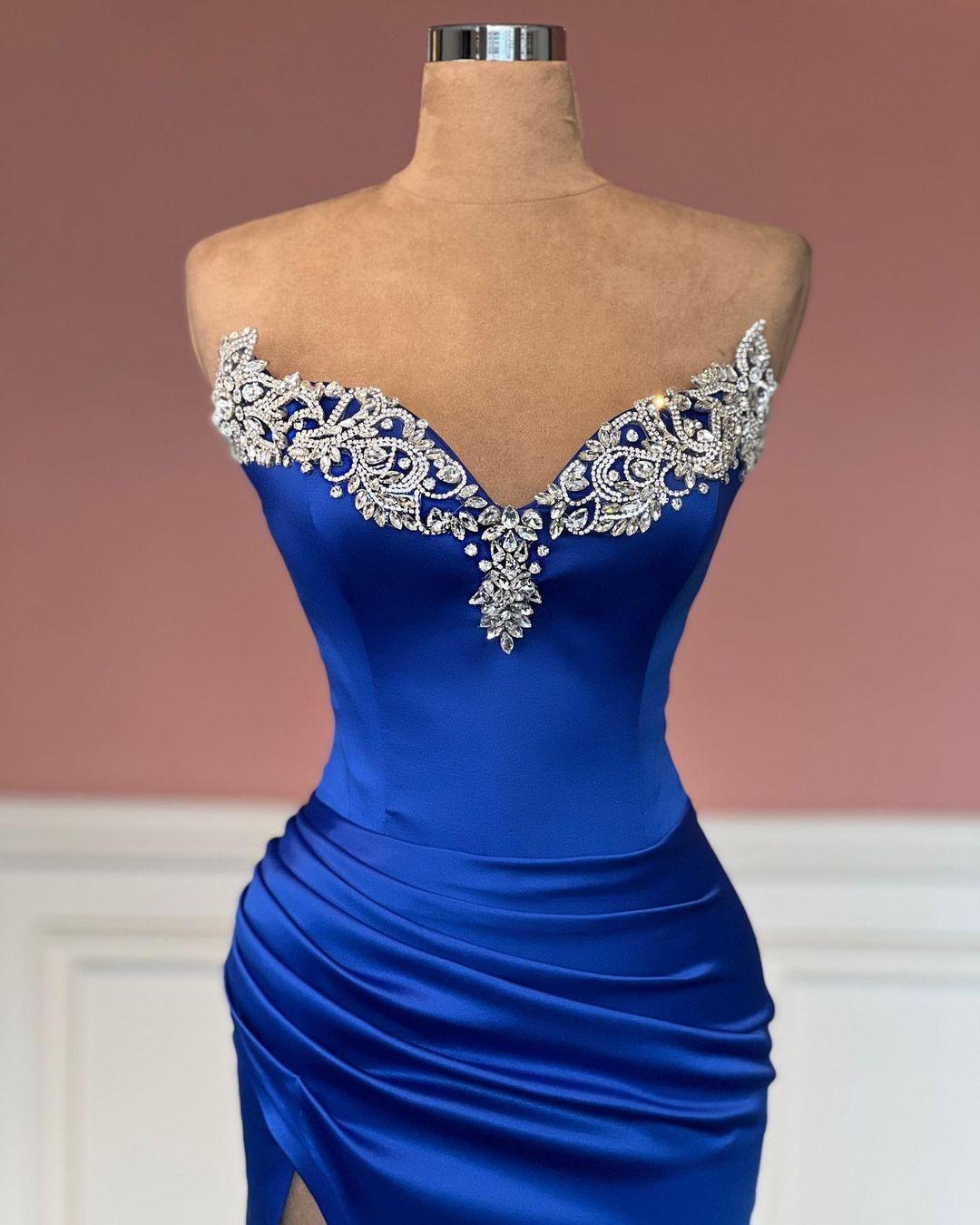 Glamouröses langes königsblaues säulenförmiges, trägerloses Ballkleid mit Juwelen und Schlitz