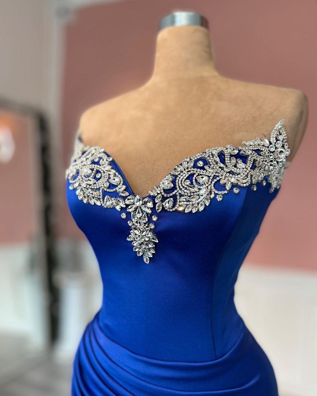 Glamouröses langes königsblaues säulenförmiges, trägerloses Ballkleid mit Juwelen und Schlitz