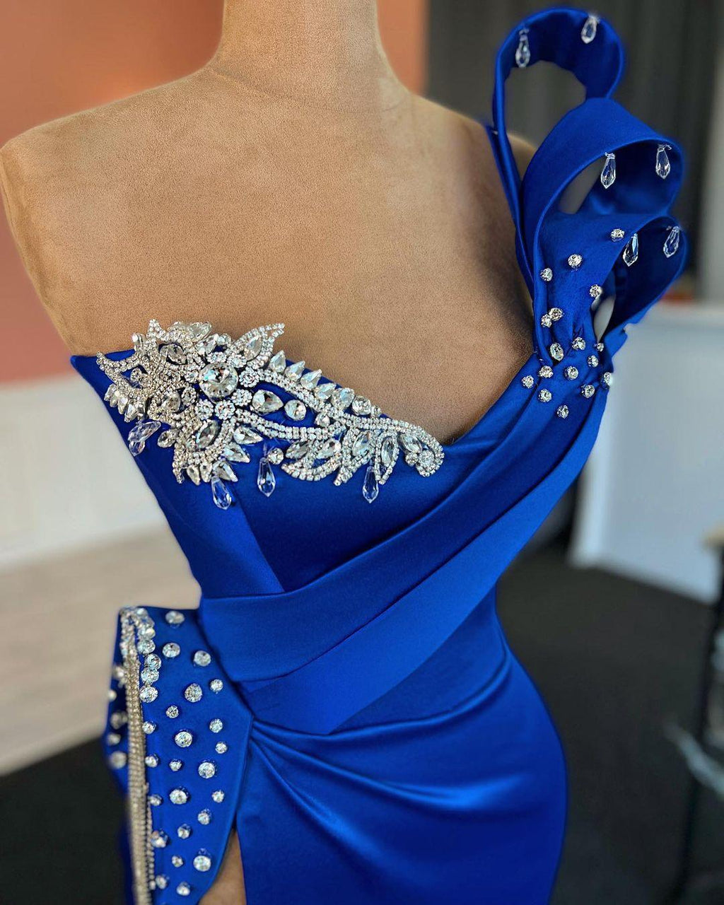 Glamouröses langes, königsblaues, säulenförmiges Ballkleid mit einer Schulter und Juwelen