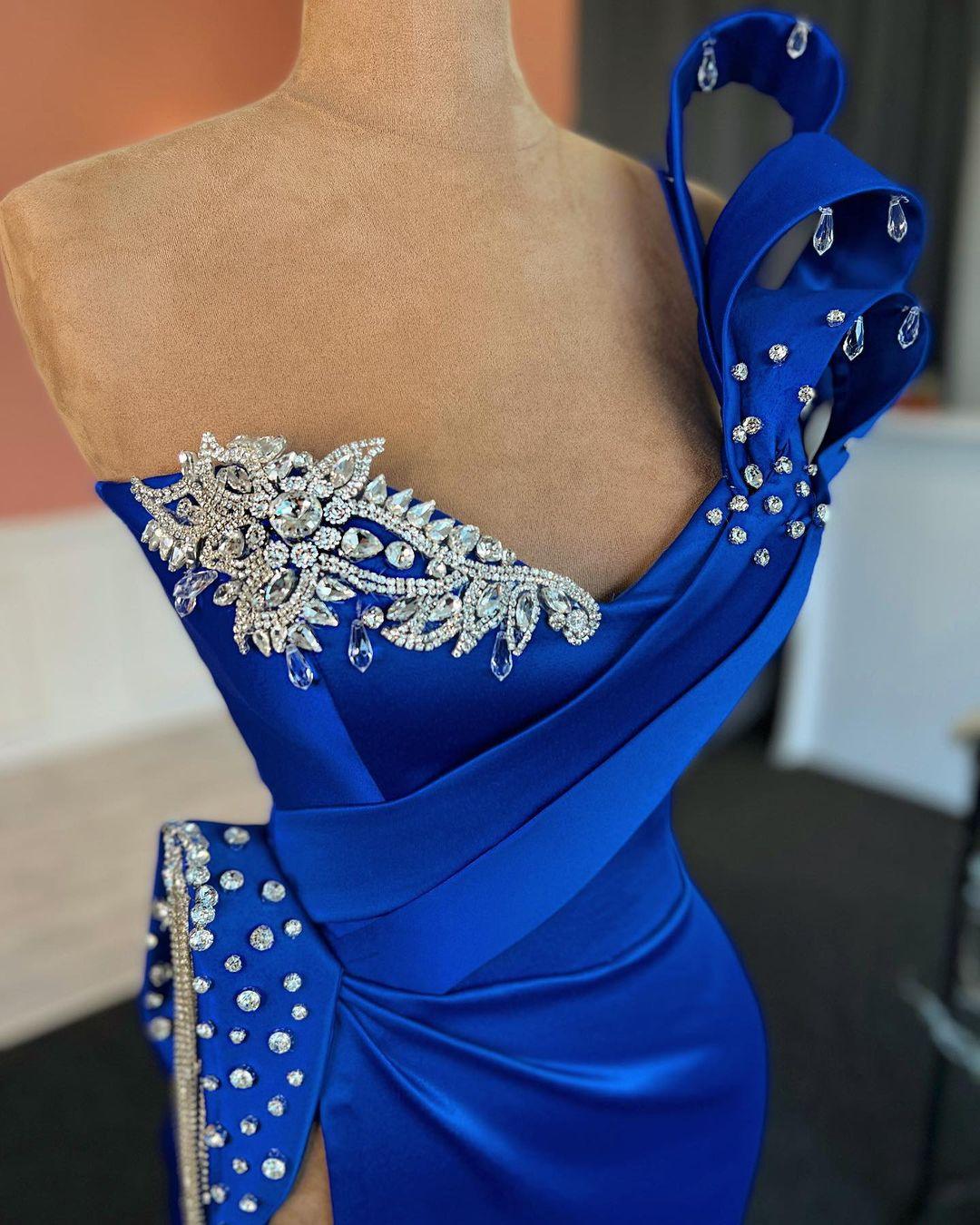 Glamouröses langes, königsblaues, säulenförmiges Ballkleid mit einer Schulter und Juwelen