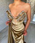 Goldenes Meerjungfrau-Ballkleid mit Schlitz vorn, V-Ausschnitt, Rüschen und Perlenbesatz