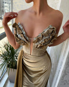 Goldenes Meerjungfrau-Ballkleid mit Schlitz vorn, V-Ausschnitt, Rüschen und Perlenbesatz
