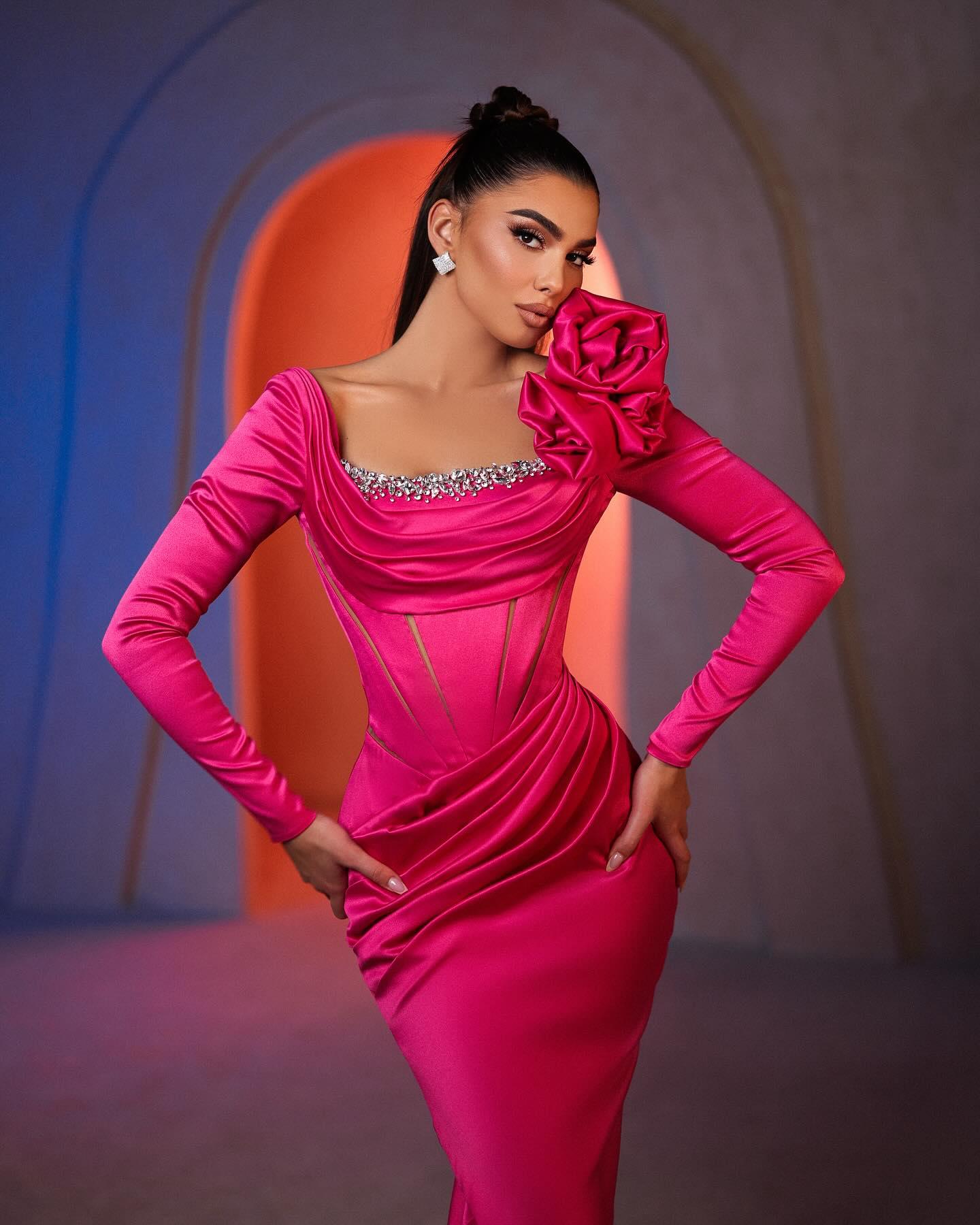Wunderschönes säulenförmiges, quadratisches, langärmliges Ballkleid aus Satin mit Strasssteinen