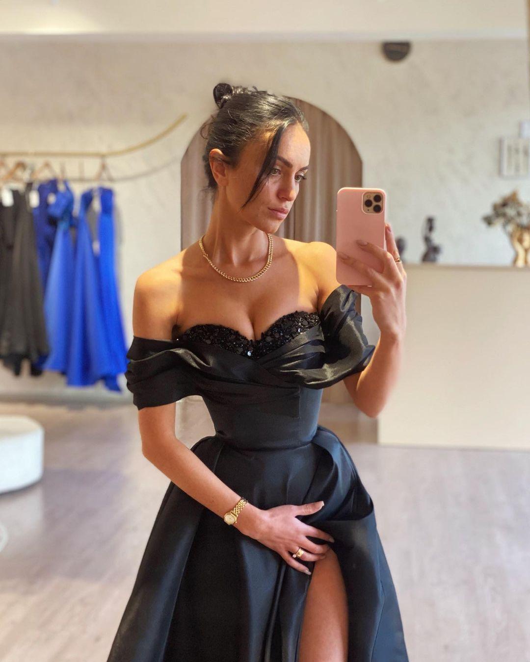 Wunderschönes langes schwarzes A-Linien-Ballkleid mit schulterfreiem Schnitt, Perlenbesatz und Schlitz