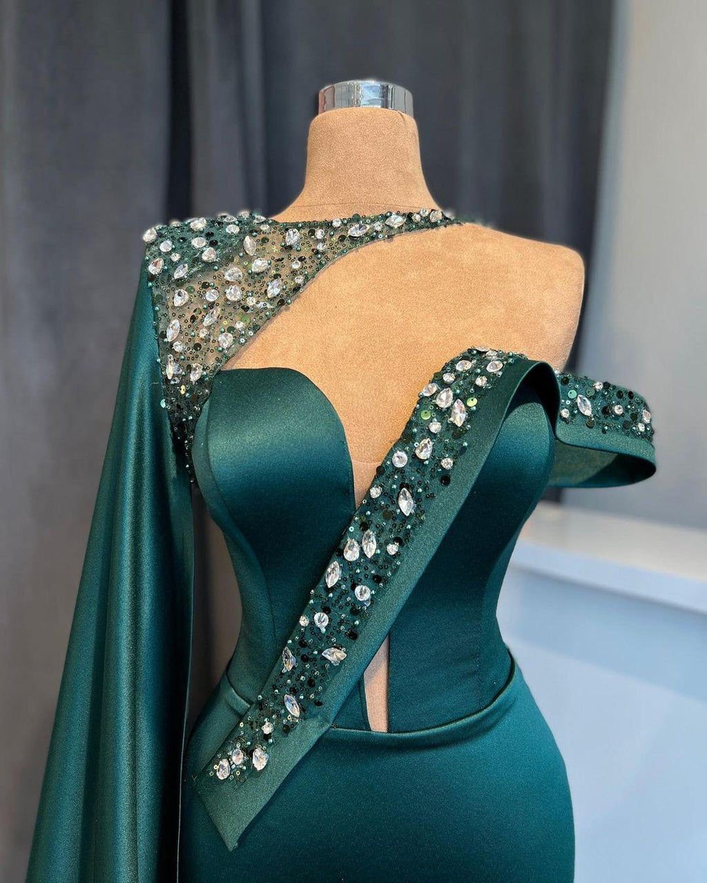 Wunderschönes langes dunkelgrünes Meerjungfrau-Ballkleid mit Kristallen und Spitze