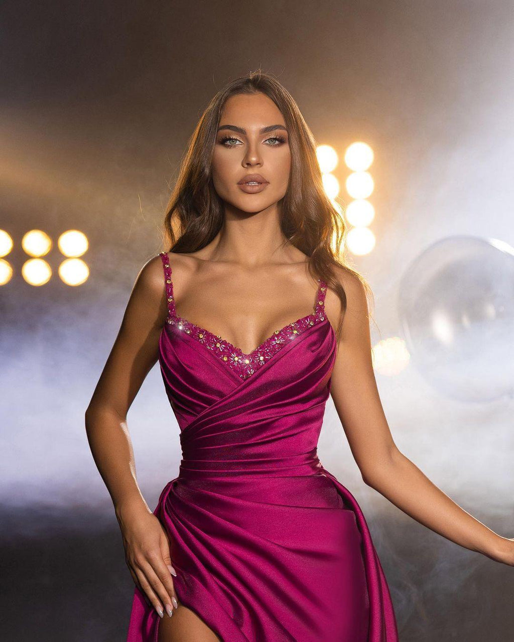 Wunderschönes langes, fuchsiafarbenes, ärmelloses, plissiertes Ballkleid mit Trägern und Schlitz
