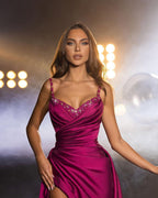 Wunderschönes langes, fuchsiafarbenes, ärmelloses, plissiertes Ballkleid mit Trägern und Schlitz