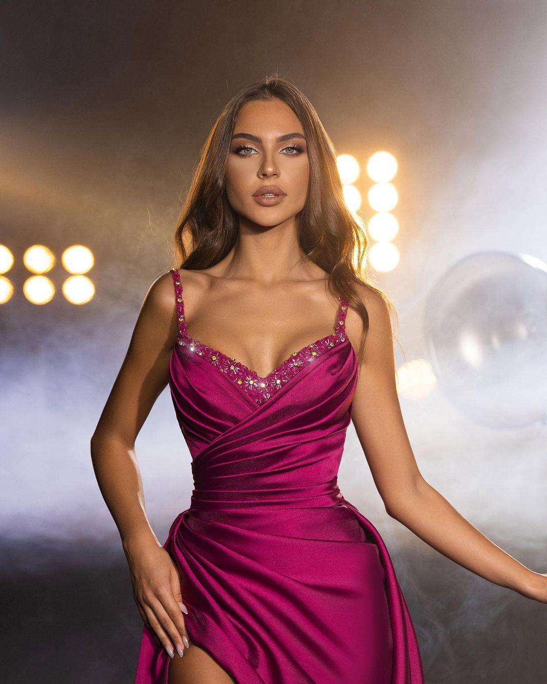 Wunderschönes langes, fuchsiafarbenes, ärmelloses, plissiertes Ballkleid mit Trägern und Schlitz