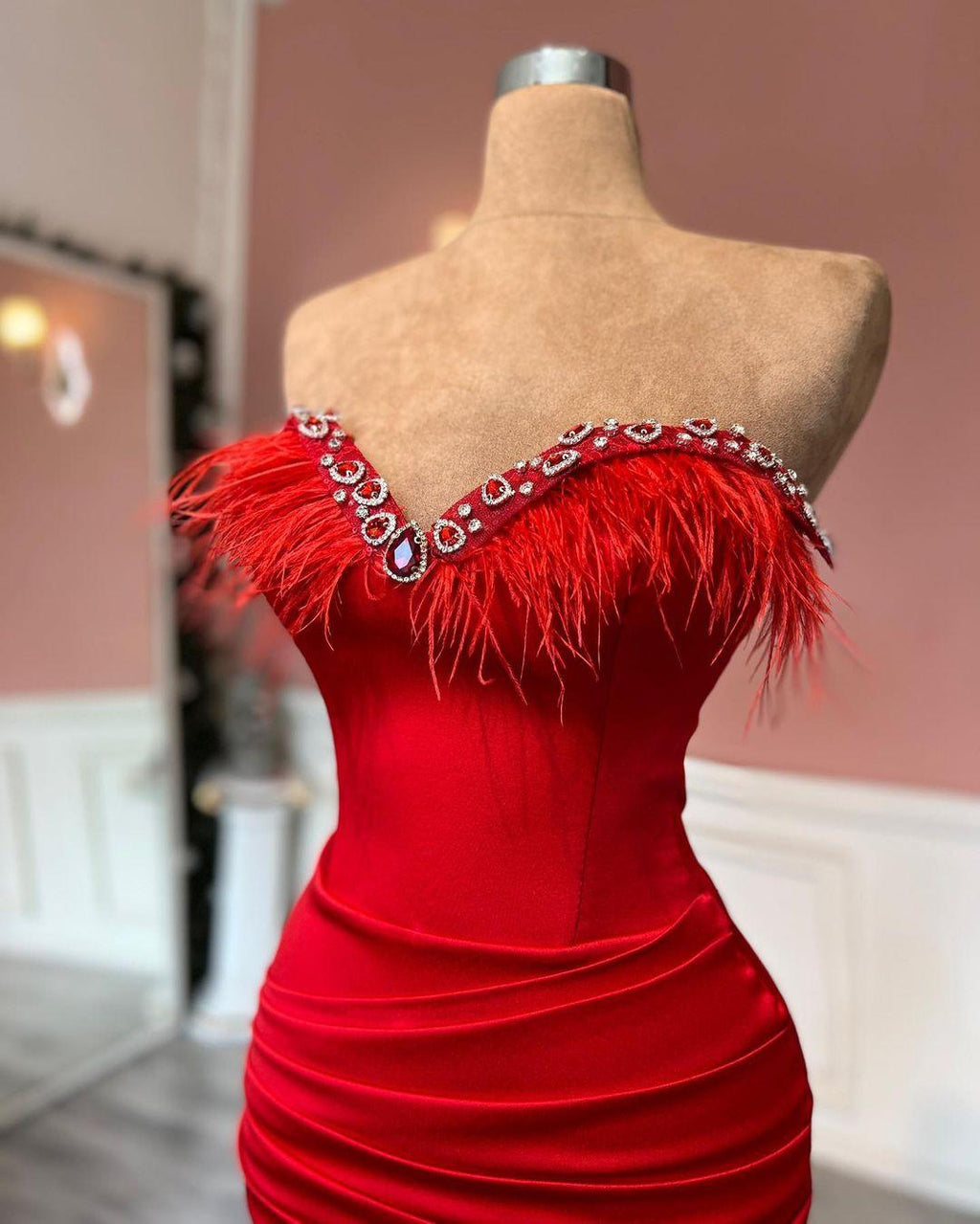 Wunderschönes langes rotes Ballkleid mit herzförmigem Ausschnitt und Federn