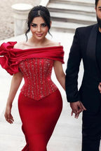 Wunderschönes langes rotes Meerjungfrau-Abendkleid mit schulterfreiem, mit Pailletten und Perlen verziertem Spitzendekolleté