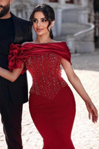 Wunderschönes langes rotes Meerjungfrau-Abendkleid mit schulterfreiem, mit Pailletten und Perlen verziertem Spitzendekolleté