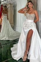 Wunderschönes langes weißes trägerloses A-Linien-Ballkleid mit Juwelen und Schlitz