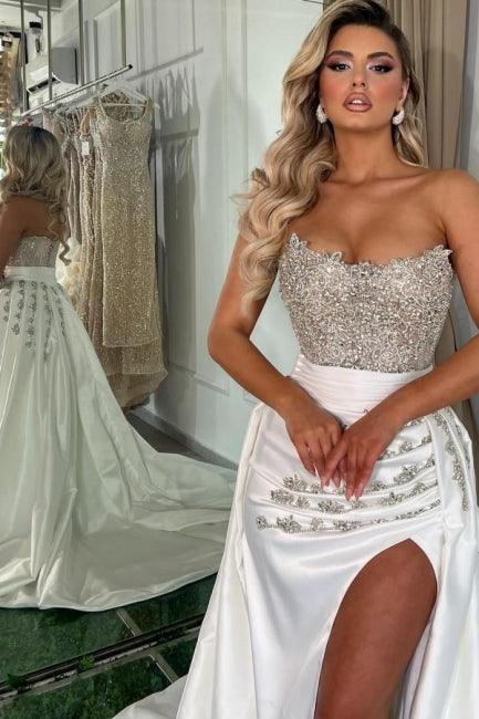 Wunderschönes langes weißes trägerloses A-Linien-Ballkleid mit Juwelen und Schlitz