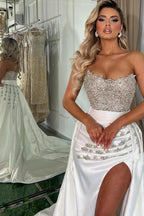 Wunderschönes langes weißes trägerloses A-Linien-Ballkleid mit Juwelen und Schlitz