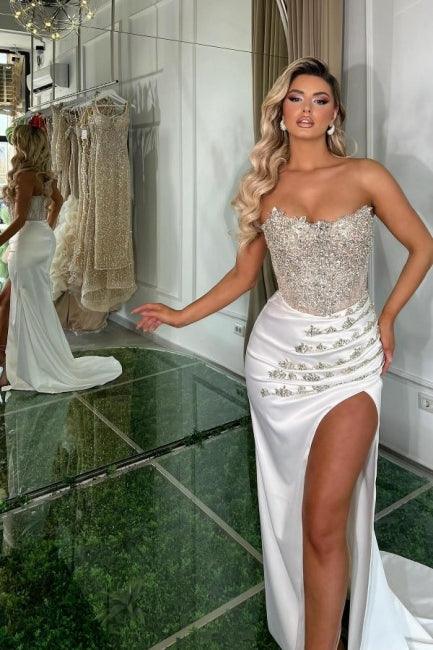Wunderschönes langes weißes trägerloses A-Linien-Ballkleid mit Juwelen und Schlitz