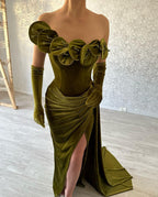 Grünes Ballkleid mit einer Schulter, trägerlos, Rüschen und Schlitz