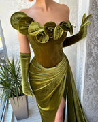 Grünes Ballkleid mit einer Schulter, trägerlos, Rüschen und Schlitz