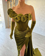 Grünes Ballkleid mit einer Schulter, trägerlos, Rüschen und Schlitz