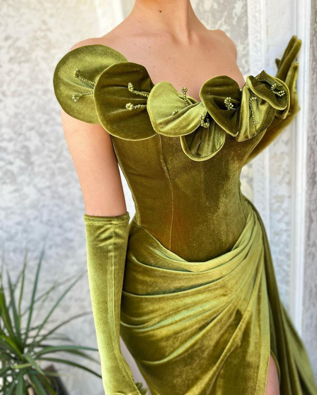 Grünes Ballkleid mit einer Schulter, trägerlos, Rüschen und Schlitz