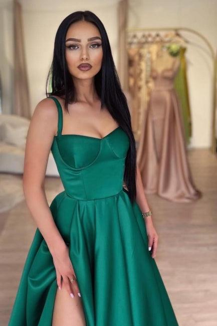 Grünes Ballkleid aus glänzendem elastischem Satin mit Schlitz vorne und Hofschleppe