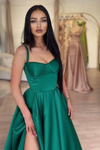 Grünes Ballkleid aus glänzendem elastischem Satin mit Schlitz vorne und Hofschleppe