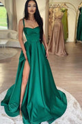 Grünes Ballkleid aus glänzendem elastischem Satin mit Schlitz vorne und Hofschleppe