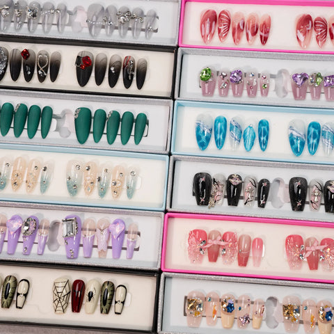 Uñas postizas de prensa con diseño de flores pequeñas pintadas a mano, con pegamento y diamantes brillantes. 