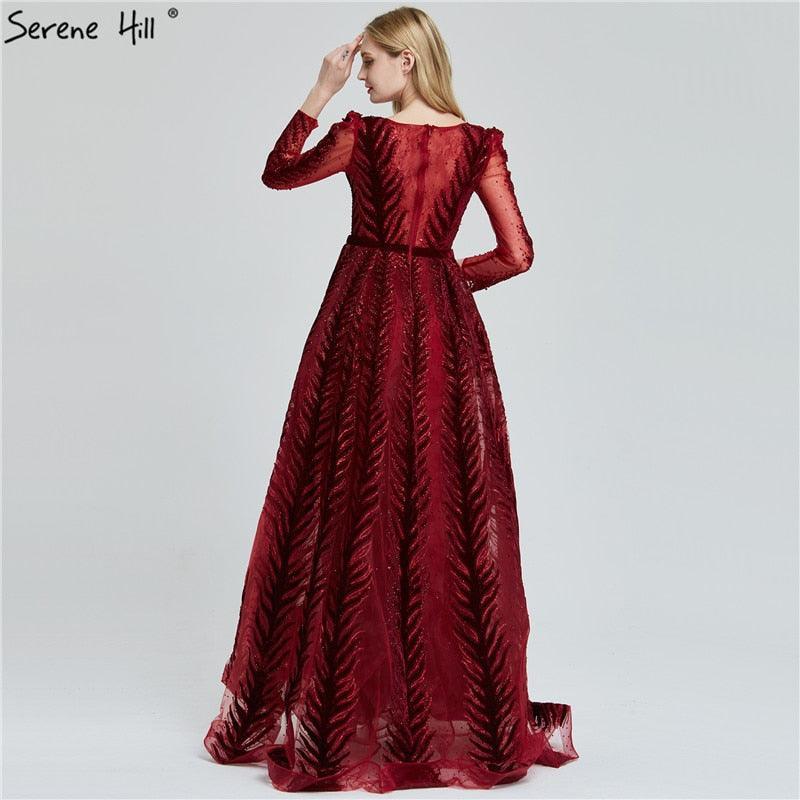 Weinrotes Abendkleid aus Samt mit langen Ärmeln, luxuriöses Design, Perlenbesatz, formelles Kleid 2024, Serene Hill, Übergröße LA60903 