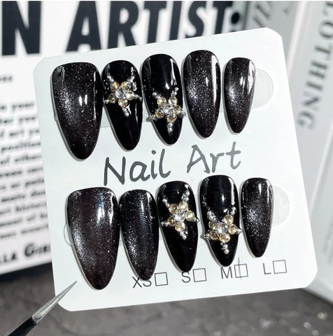 Modische Mandel-Nagelaufkleber. Beliebter Presskleber zum Auftragen mit dem Finger. 