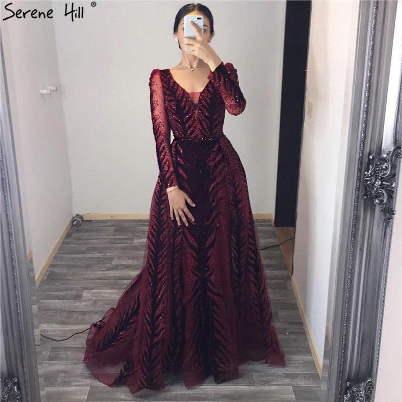 Weinrotes Abendkleid aus Samt mit langen Ärmeln, luxuriöses Design, Perlenbesatz, formelles Kleid 2024, Serene Hill, Übergröße LA60903 